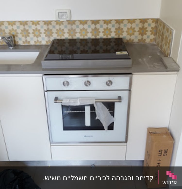 מטבח עם משטח שיש ליד תנור